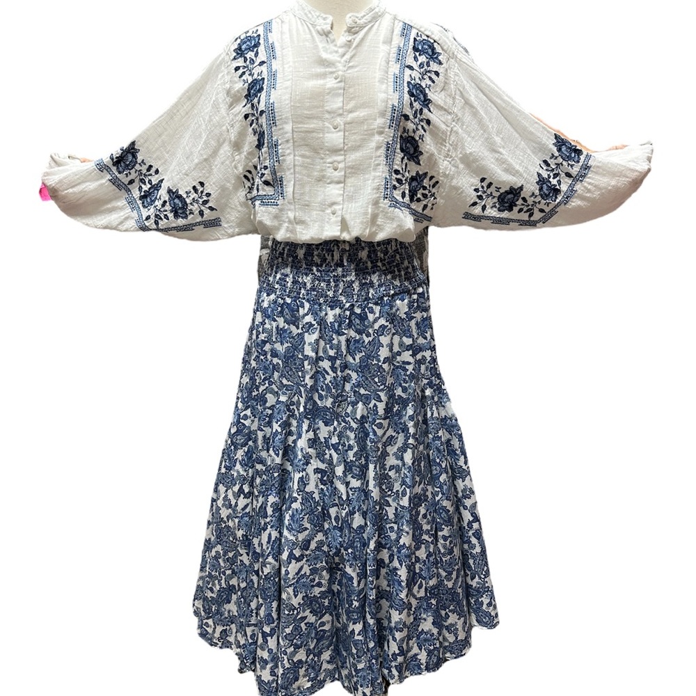 Outfit that  has hobo shirt and a maxi skirt , long length and flowy - Picture 2 of 3